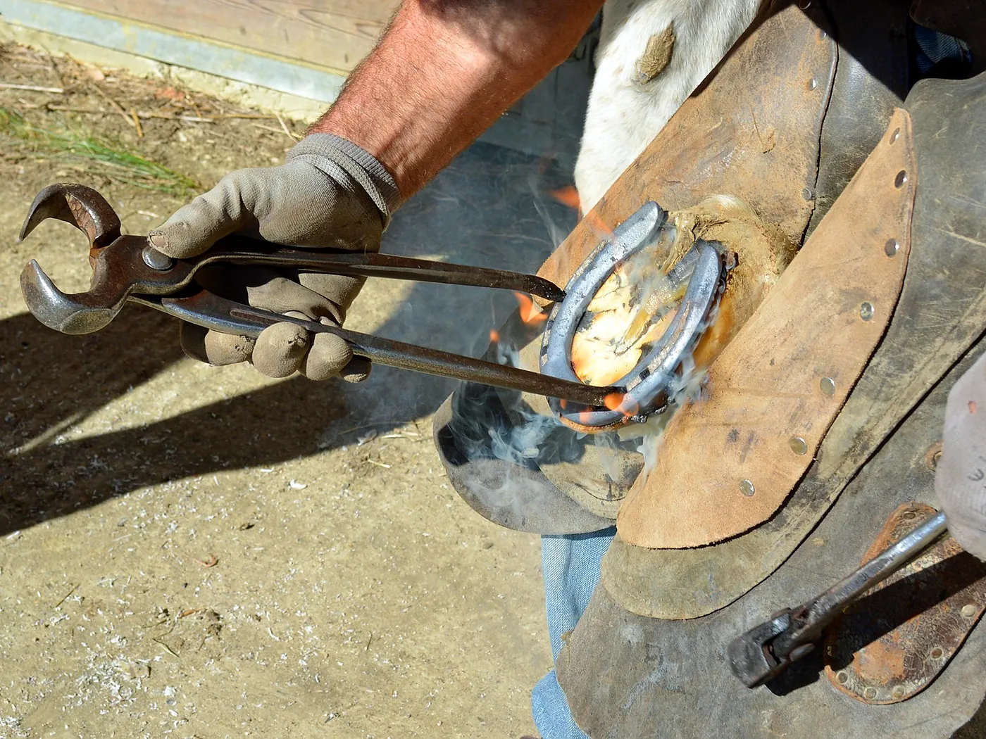 Pose d'un fer à chaud sur le sabot